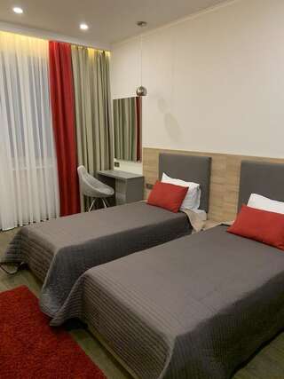 Отель Premium Hotel Славянск Двухместный номер с 2 отдельными кроватями и видом на город-3